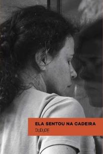 Ela sentou na cadeira